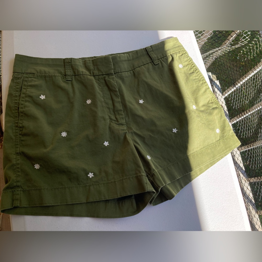 J Crew Green Chinos White Embroidered Flowers All Over Daisy Cotton Shorts - Picture 7 of 17